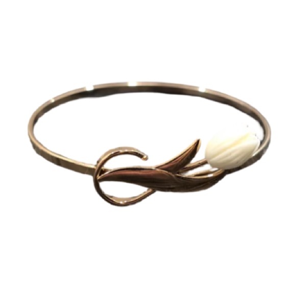 Elegant Avon Gold Tone Carved Hawaiian White Flower Bracelet - Picture 1 of 6
